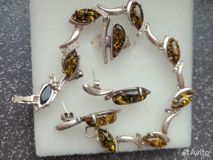 Комплект из серебра с янтарем