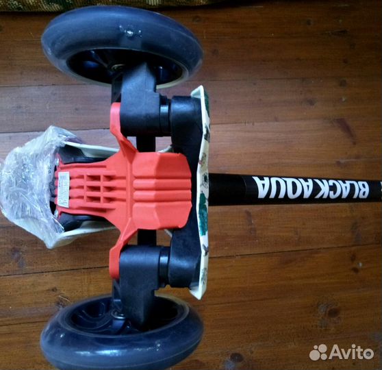 Светящийся самокат с наклонным поворотом