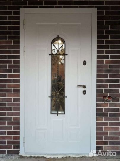 Дверь входная с ковкой и стеклопакетом