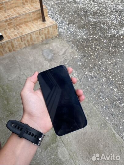 Телефон iPhone 12
