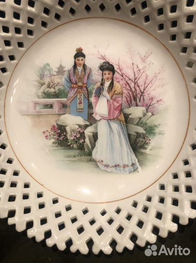 Красивая антикварная тарелка, сухарница