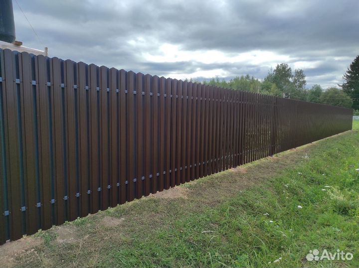 Заборы из профнастила штакетника