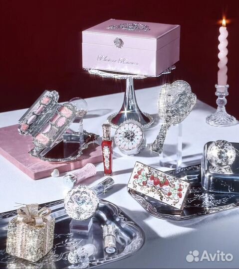 На руках косметика/аксессуары/наборы Flower Knows