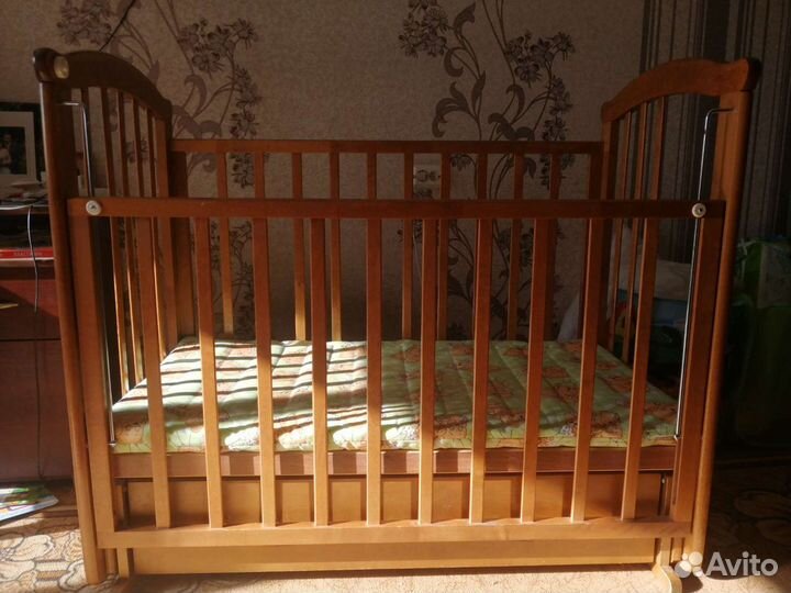 Детская кровать с маятником