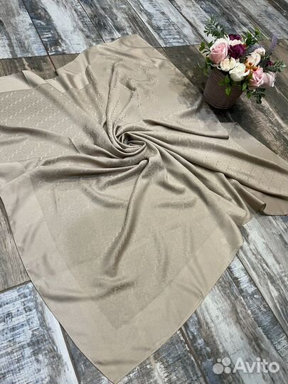 Шелковый платок Valentino золотисто-бежевый