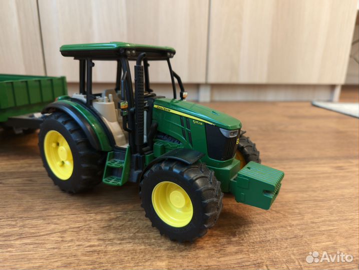 Трактор John Deere 5115M с прицепом Bruder