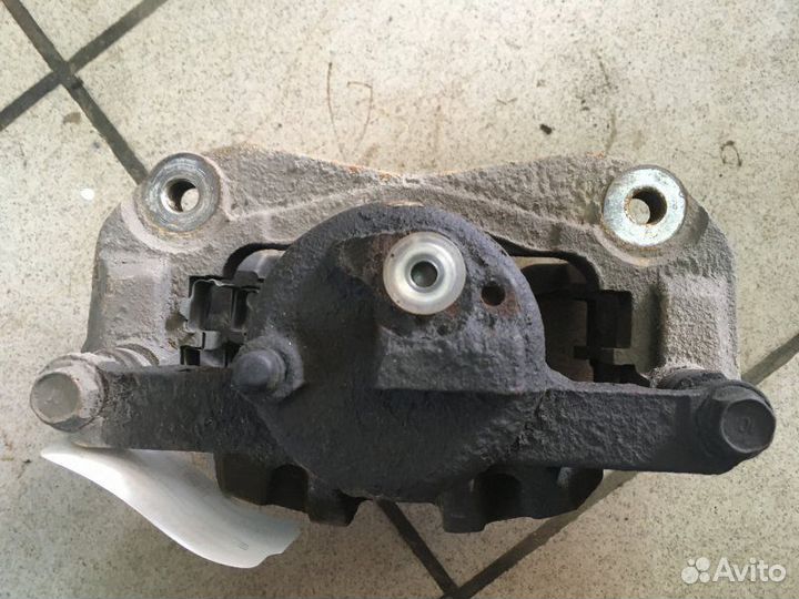 Суппорт тормозной передний правый Toyota Estima