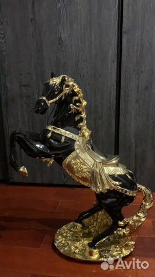 Скульптура коня из фарфора