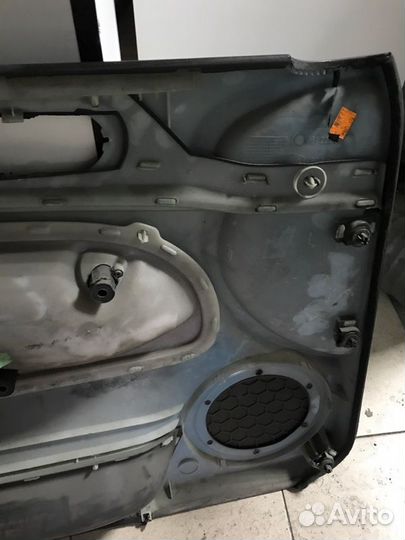 Обшивка боковой двери передняя правая Volkswagen