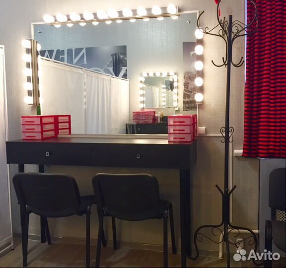 Большое зеркало и световые панели