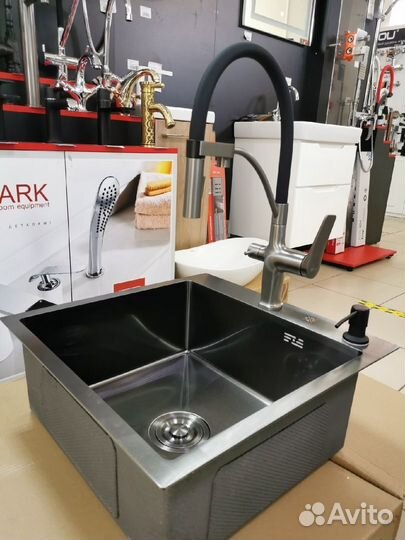 Кухонная мойка, смеситель, дозатор