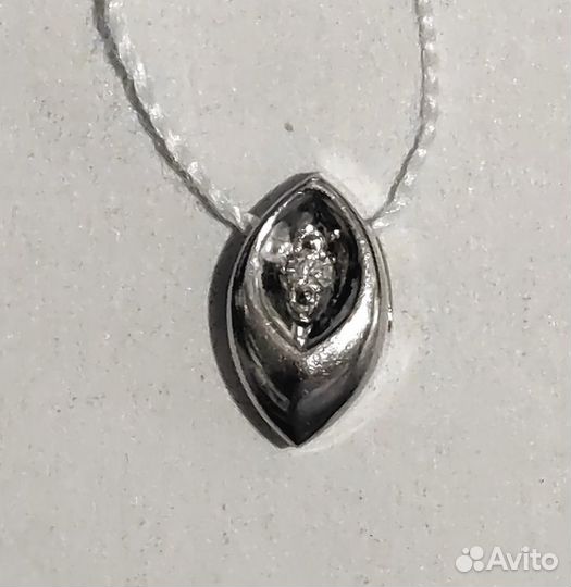 Золотая подвеска с бриллиантом