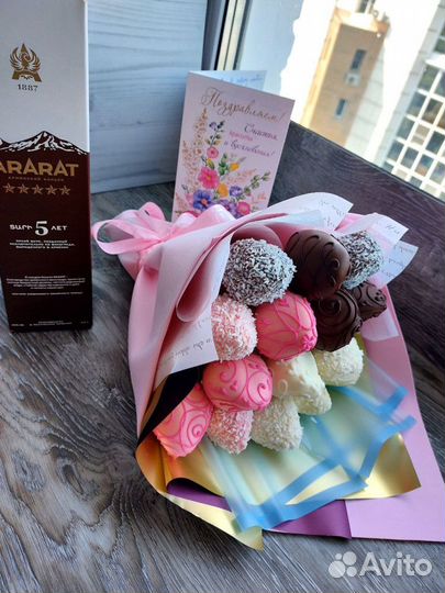 Букет с клубникой в белом и темном шоколаде арт. 3