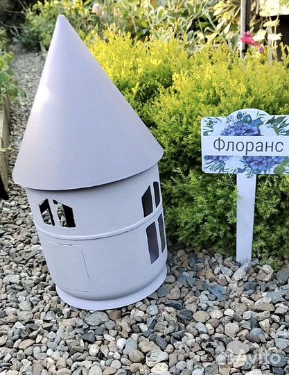 Декор сада. Домик металлический