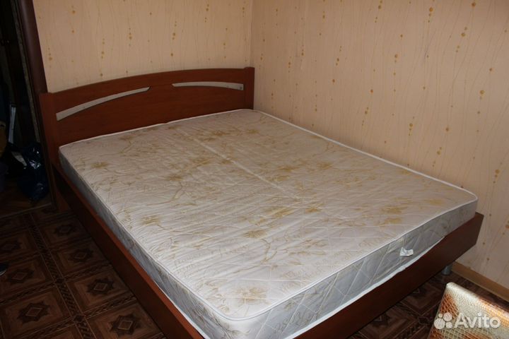 Кровать двухспальная с матрасом