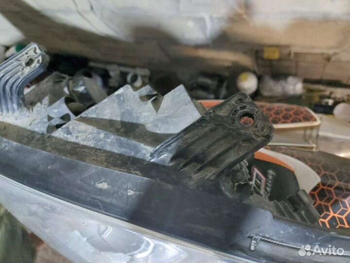 Левая фара Саньенг Кайрон