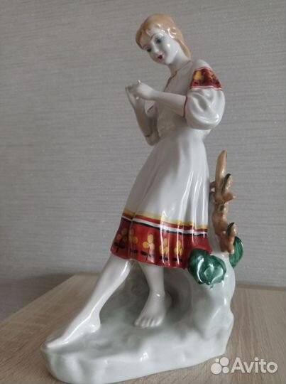 Статуэтка фарфор СССР. Девушка с ромашкой