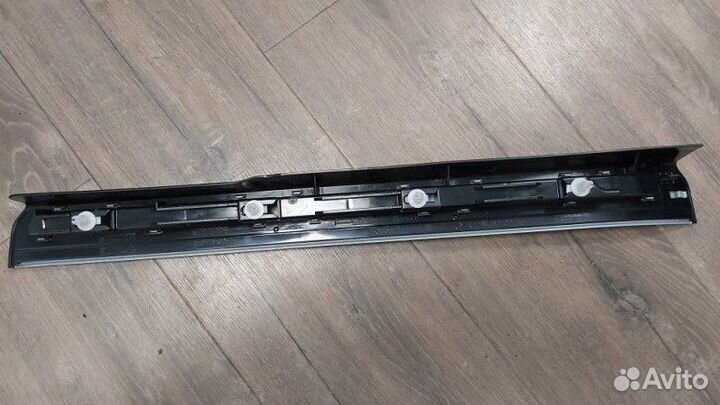 Декоративная накладка передняя правая Mercedes