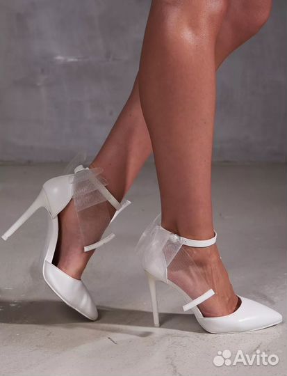 Босоножки белые