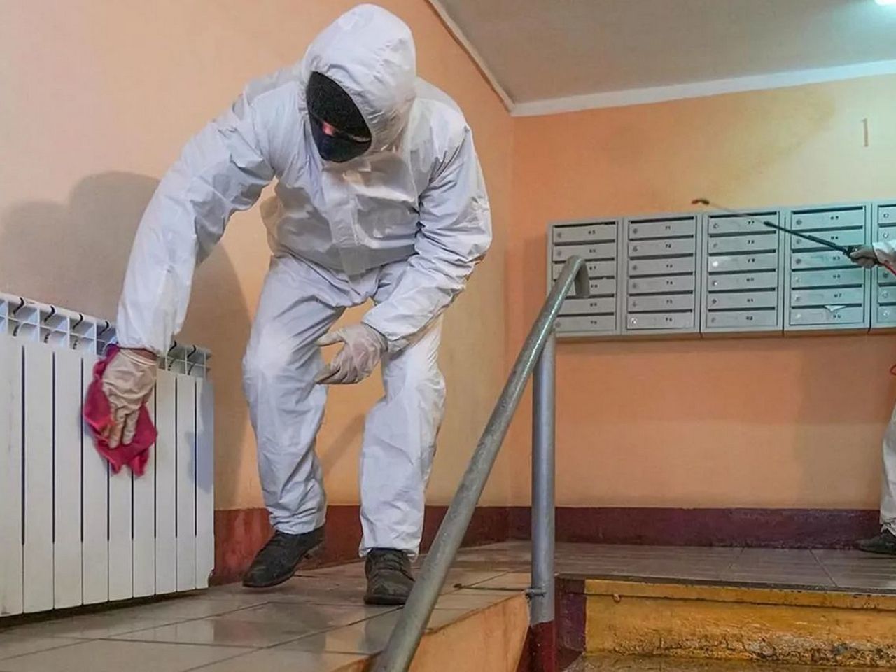дезинфекция в подъезде жилого дома. дезобработка подъездов. обработка подъездов от коронавируса. дезинфекция в подъездах мкд. дезинфекция подъездов.