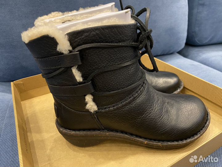 Ботинки женские на меху UGG Caspia