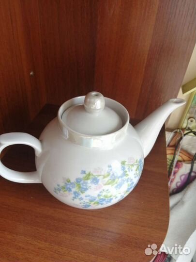 Заварочный чайник и поднос