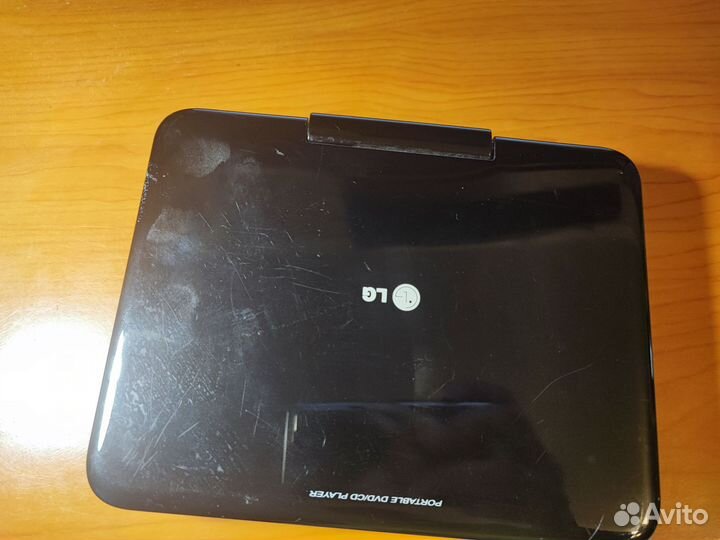 Портативный DVD плеер LG DT724A