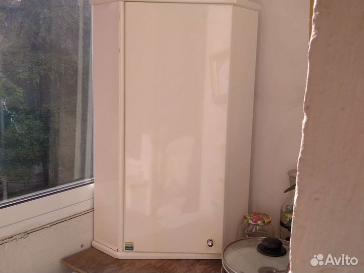 Угловой навесной шкафчик