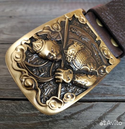 Ремень из натуральной кожи с бляхой 