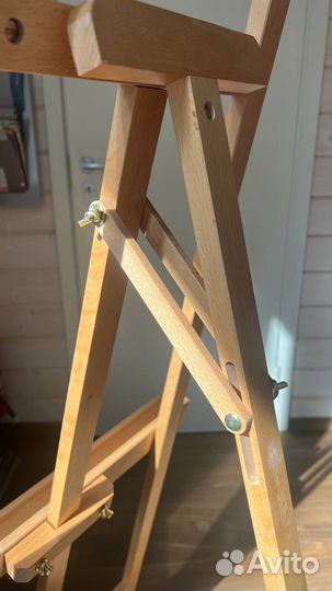 Мольберт с красивой фурнитурой в идеале