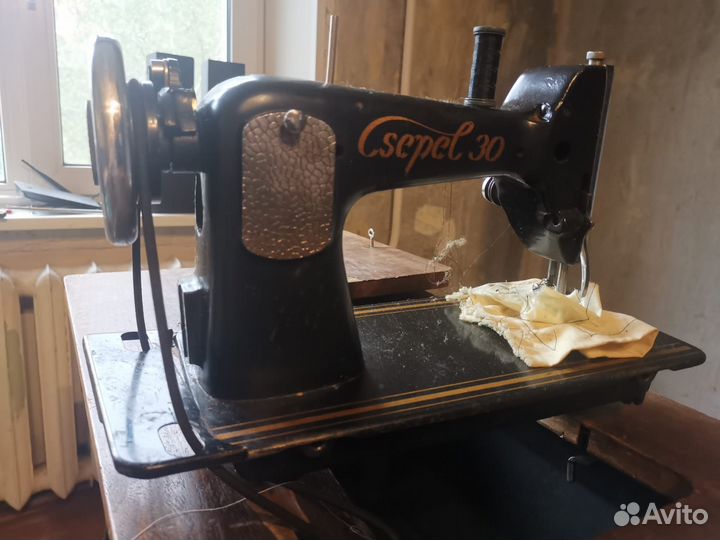 Швейная машинка Csepel 30 с подстольем