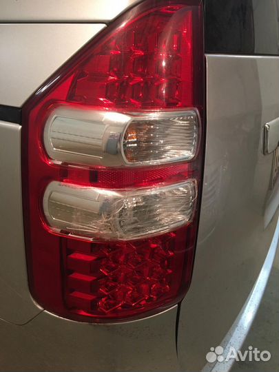 Задний левый фонарьToyota Noah ZR70