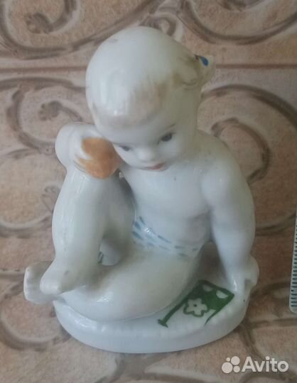 Фарфоровая статуэтка Девочка с апельсином лфз