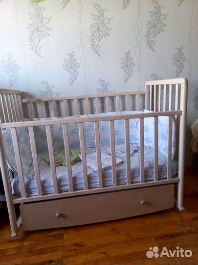 Детская кроватка-маятник