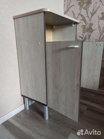 Тумба на ножках