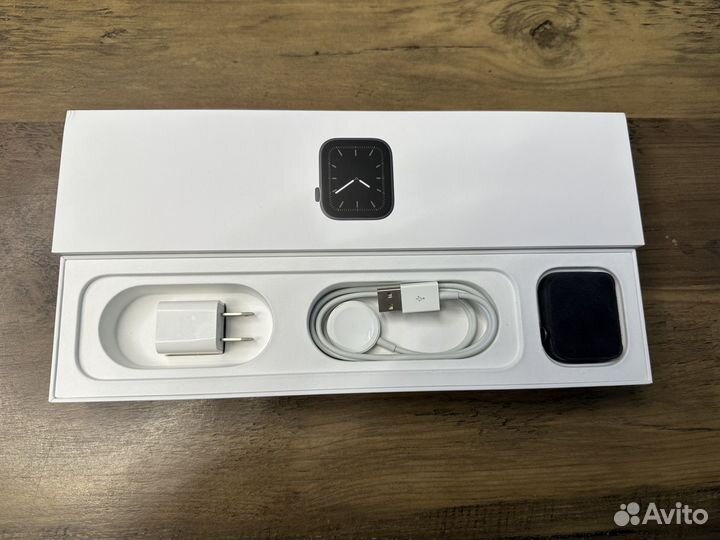 Продам Apple Watch series 5 (44 мм)