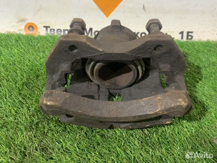 Передний правый супорт Nissan Primera P10