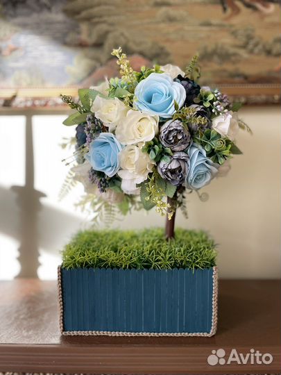 Композиция из искусственных цветов