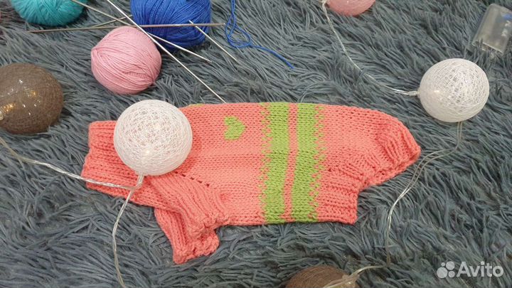 Вязаные свитера и шапочки