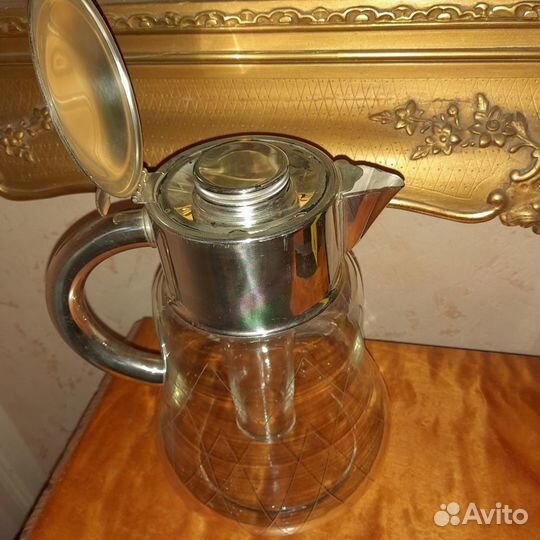 Старинный кувшин для напитков со льдом