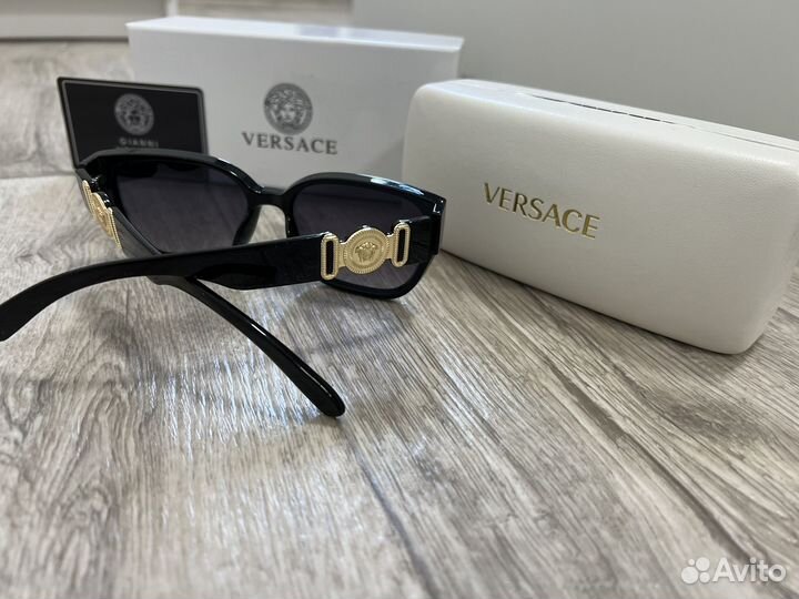 Солнцезащитные очки versace