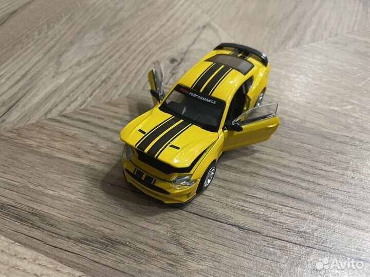 Ford mustang GT 2018 1:42 коллекционная модель