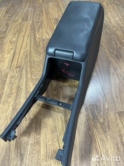 Подлокотник на мерседес 210