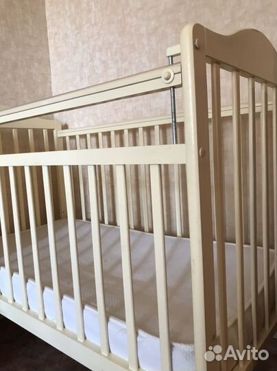 Детская кроватка с маятником