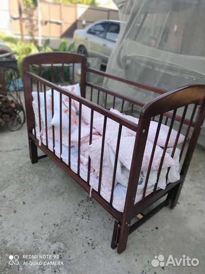 Детская кроватка с маятником