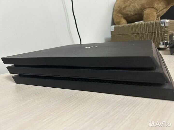 Sony PS4 pro 1tb + 2 контроллера