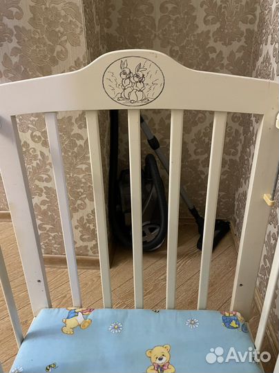 Детская кроватка с маятником и ящиком