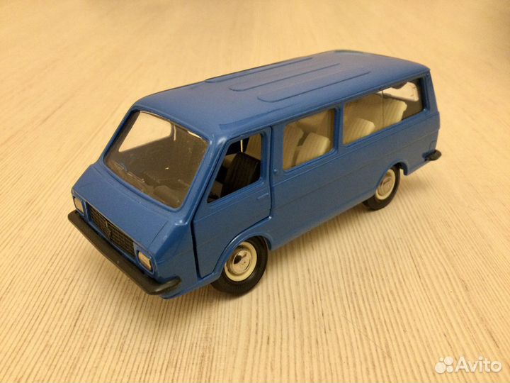 Модель СССР. раф-2203 А18