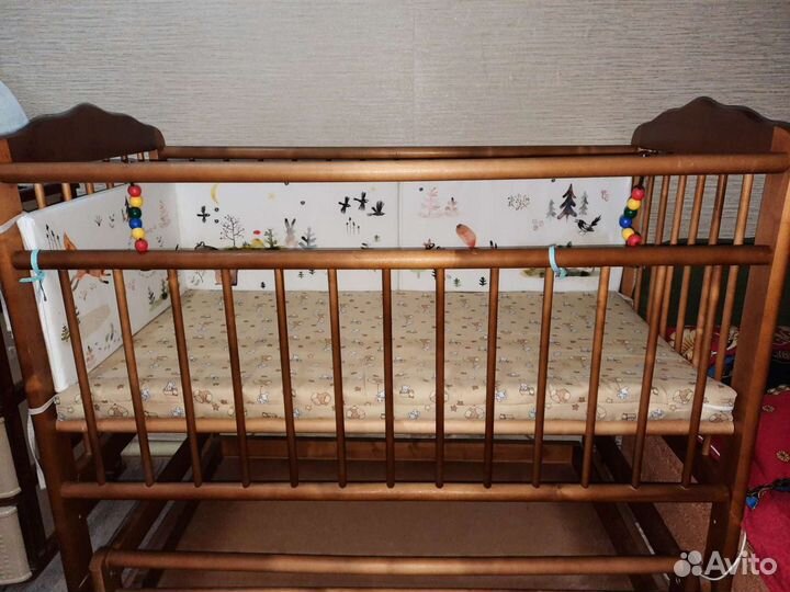 Детская кроватка с маятником и ящиком