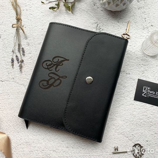 Рошель: Кожаная черная обложка для ежедневника - идеальный выбор для любителей минимализма